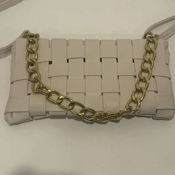 Classy White Faux Leather Purse W/ Criss Cross Design. Two Handles. Gold Chain - Picture 3 of 8